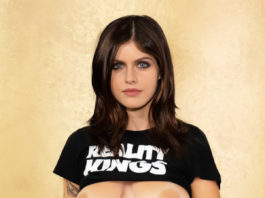 Alexandra Daddario Flaunts Her Boobs