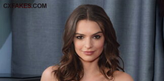 Emily Ratajkowski Posing Fully Naked
